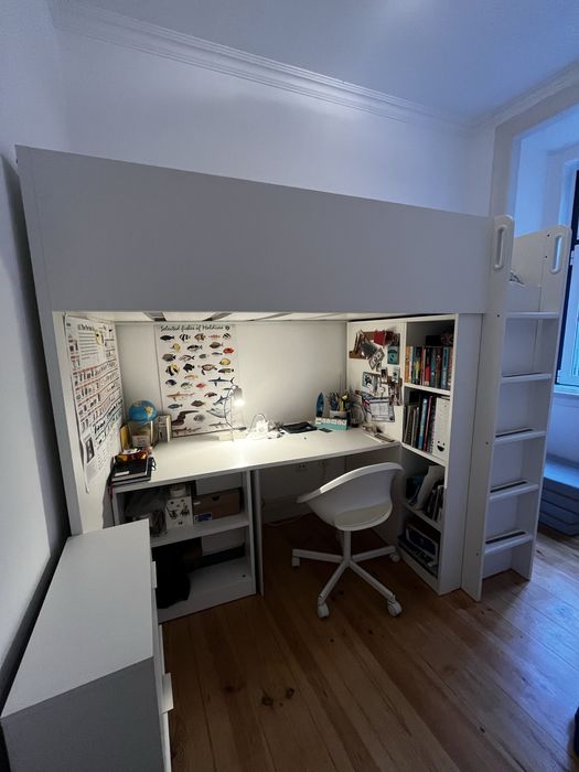 Beliche com secretaria e closet.