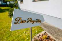 Drogowskaz dom panny młodej