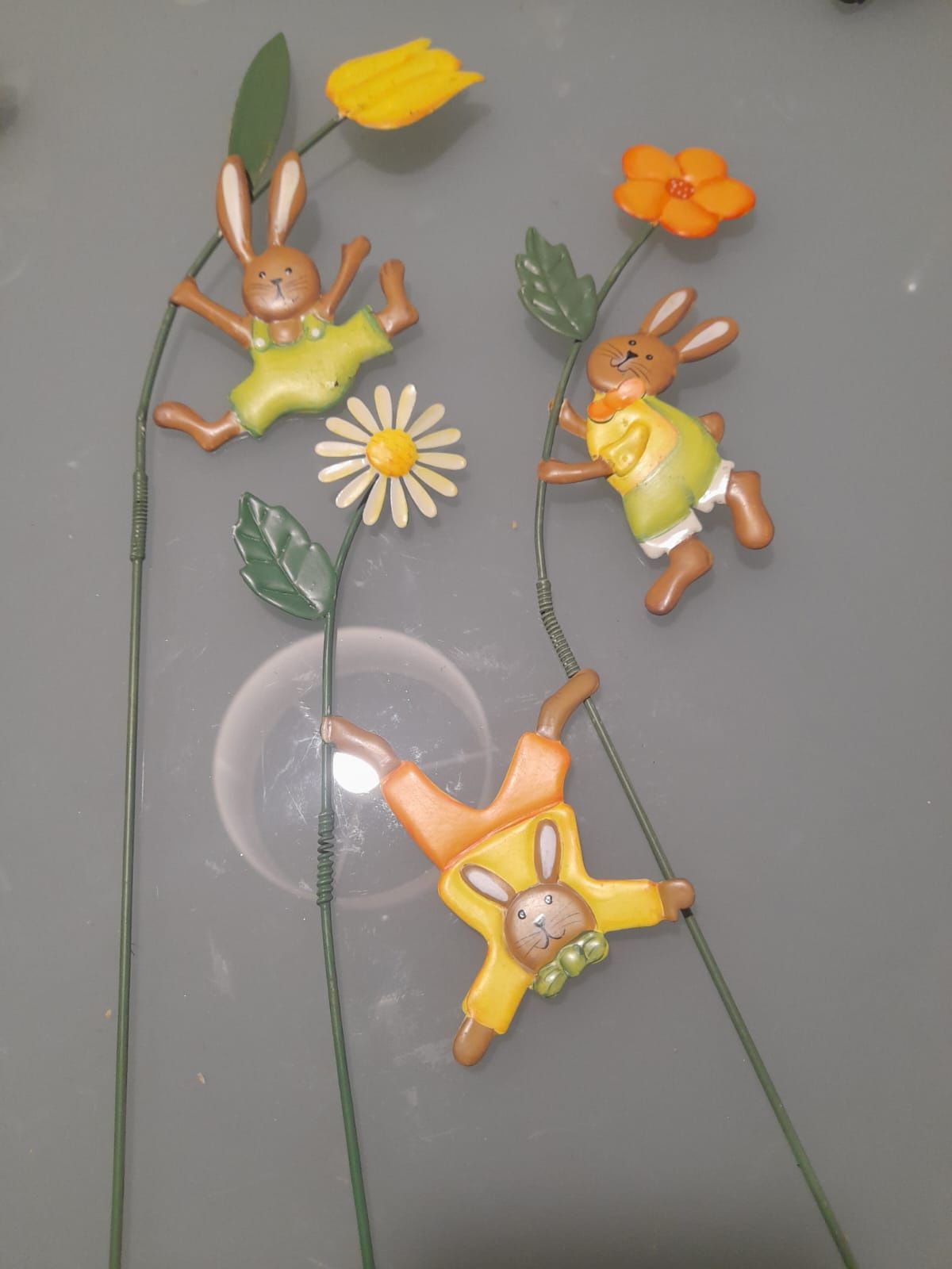 Peça decorativa coelhos em arame