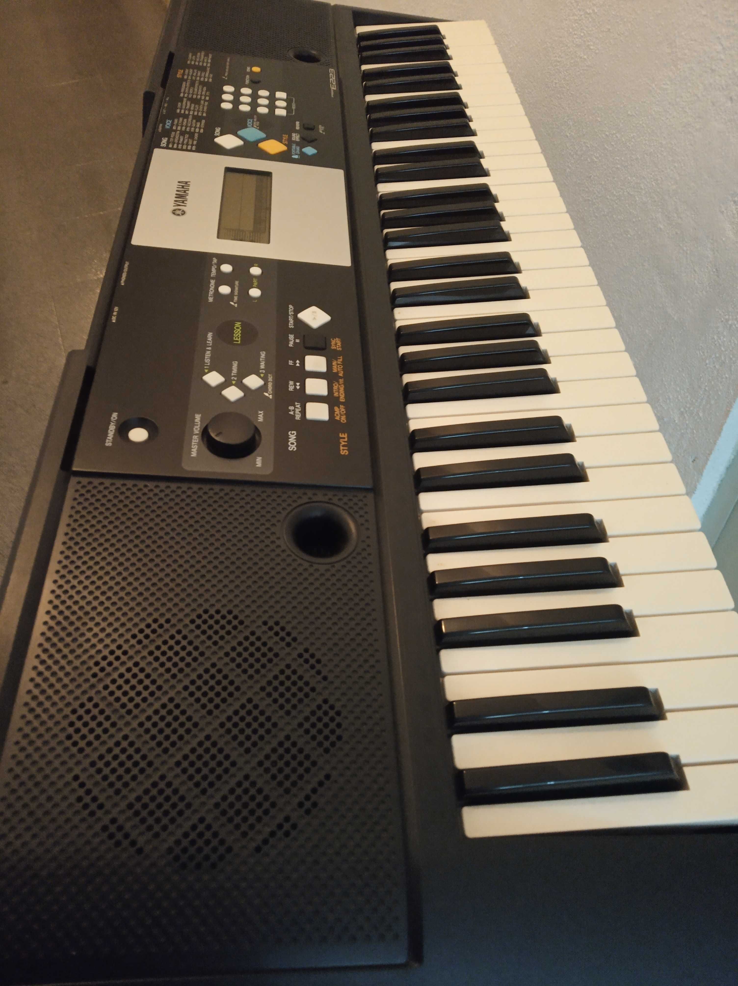 Teclado YAMAHA PSR E223
