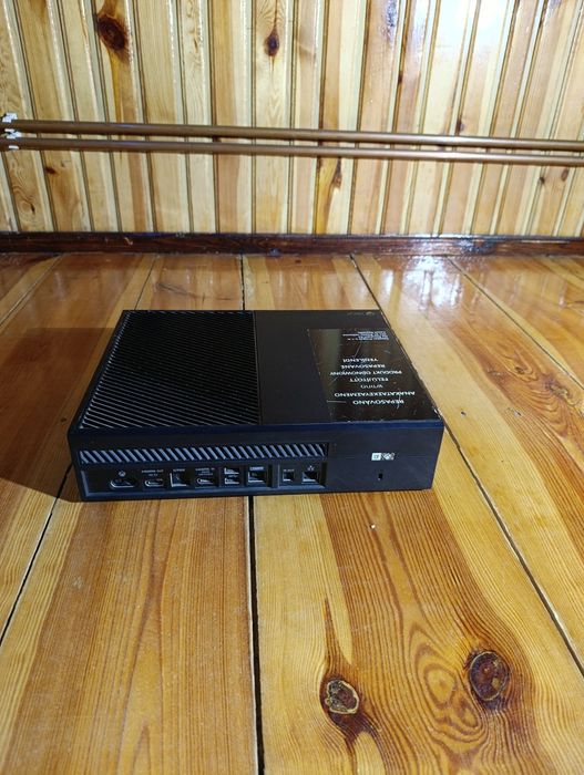 Xbox one + pad + 6gier