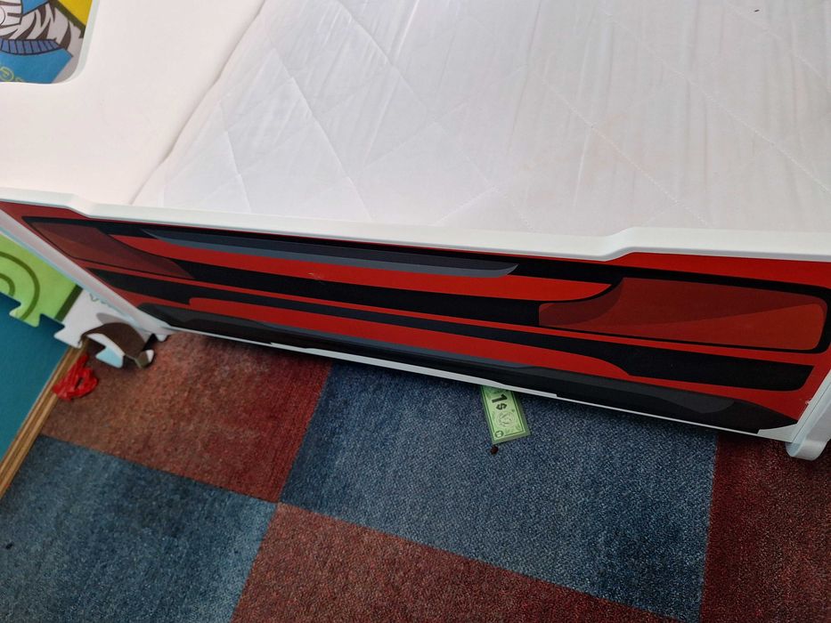 Łóżko w kształcie samochodu