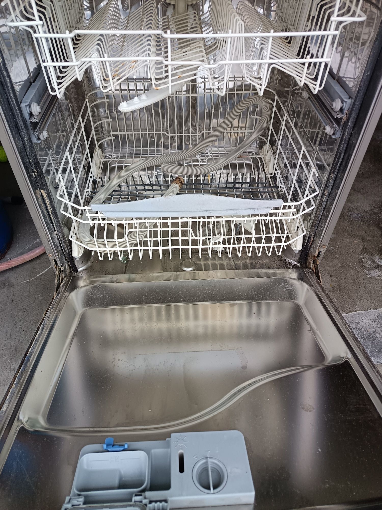 Máquina de loiça Ariston avariada