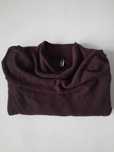 Dłuższy sweter z wełną GUESS oversize ciemna śliwa