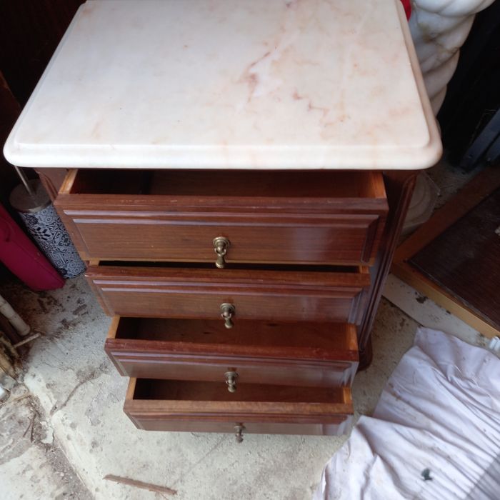 Mesa de cabeceira antiga