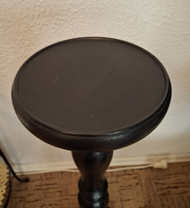 wysoki czarny drewniany stojak na kwiaty z ozdobną nóżką 82 cm