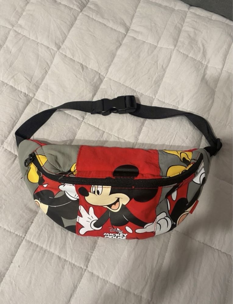 Bolsa de cintura Mickey marca Zara