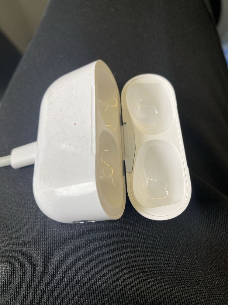Продам кейс airpods pro 2 a2700 все працює