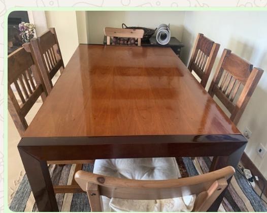 Mesa de madeira maciça com 4 cadeiras