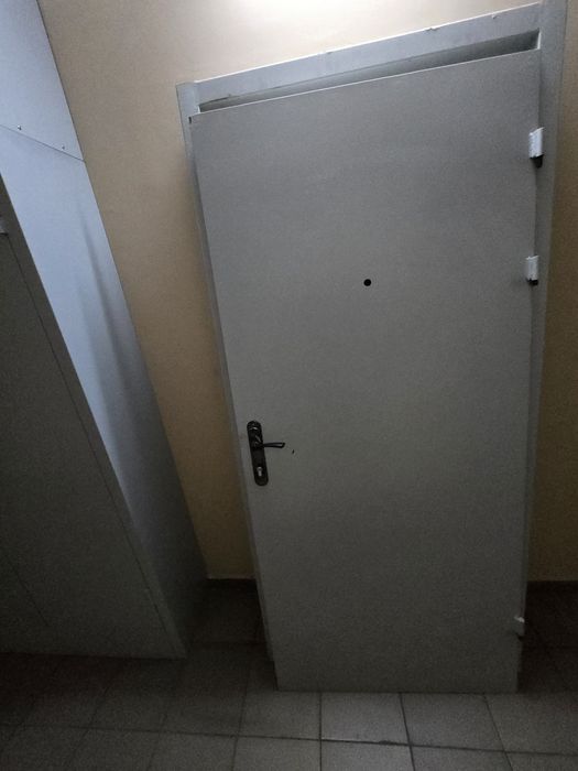 Продам двері вхідні, металеві, від забудовника
