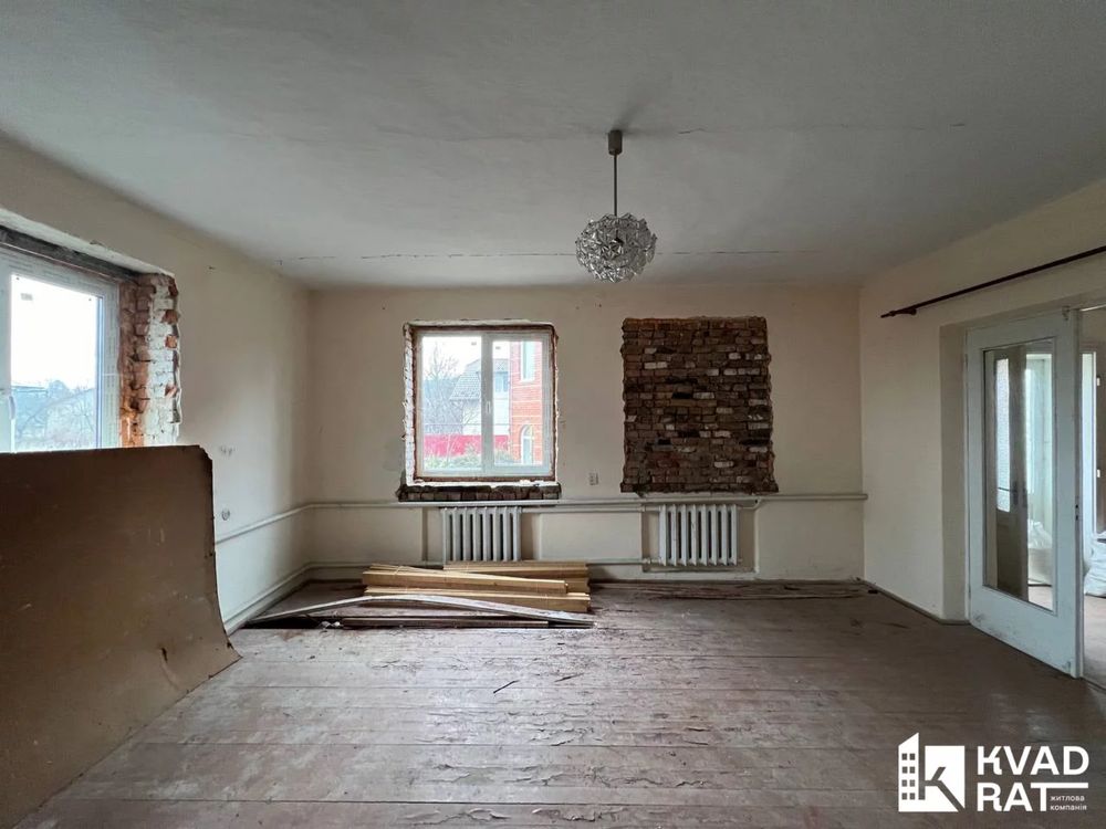 Продається будинок у центрі с. Єзупіль