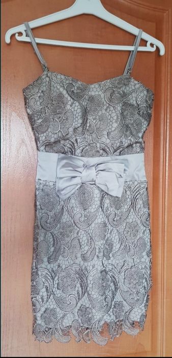 Sukienka z koronką i kokardą