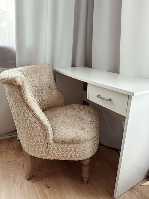 Przepiękne fotele na drewnianych nogach