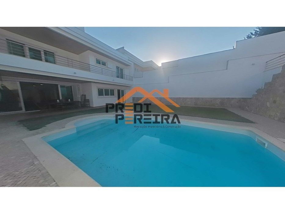 Moradia geminada T5, com piscina e churrasqueira , em Caneças.