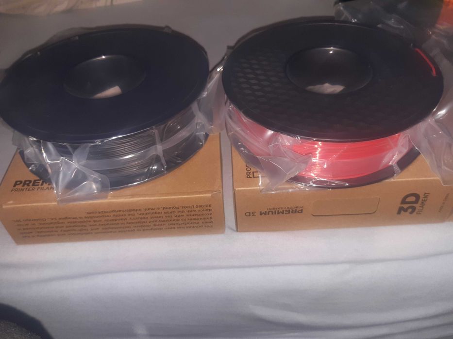 PLA+ 1,75mm 2 szpule po 1kg, jedna o kolorze czerwonym i jedna czarnym