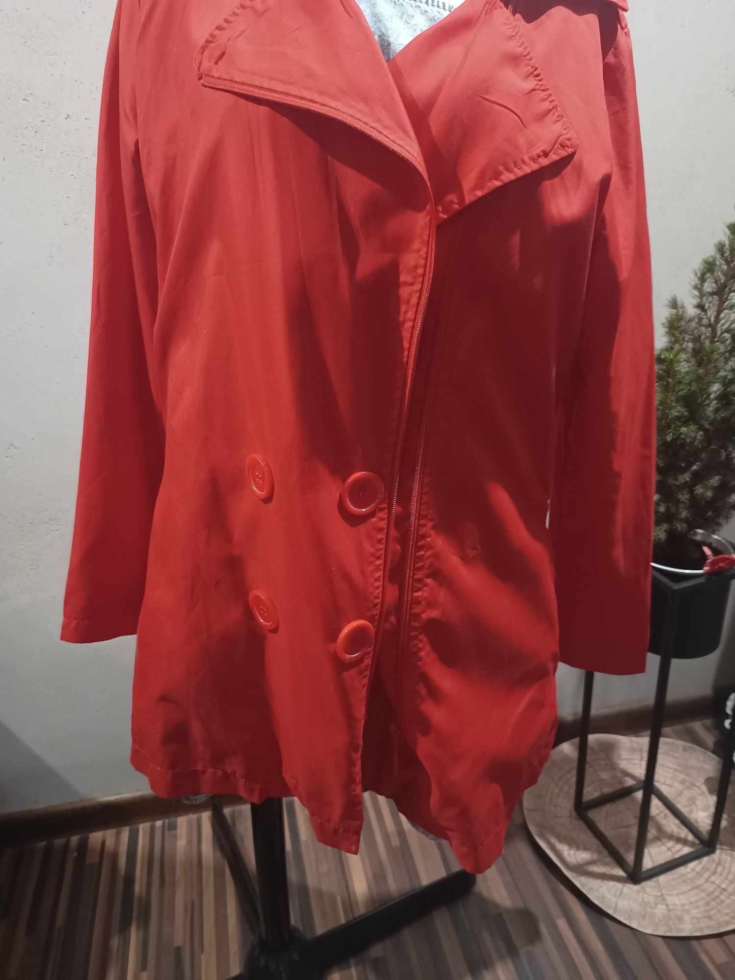 Czerwony trencz płaszcz