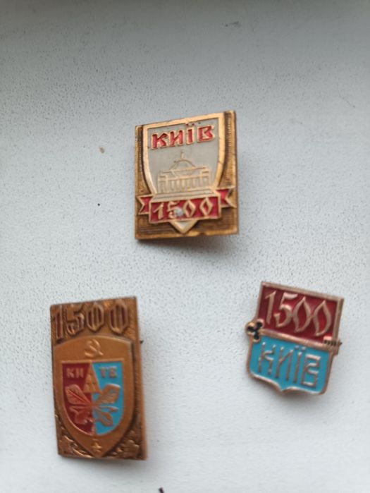 Продам значки советские