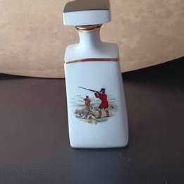 Garrafa com motivos de caça da Sociedade de Porcelanas de Coimbra *