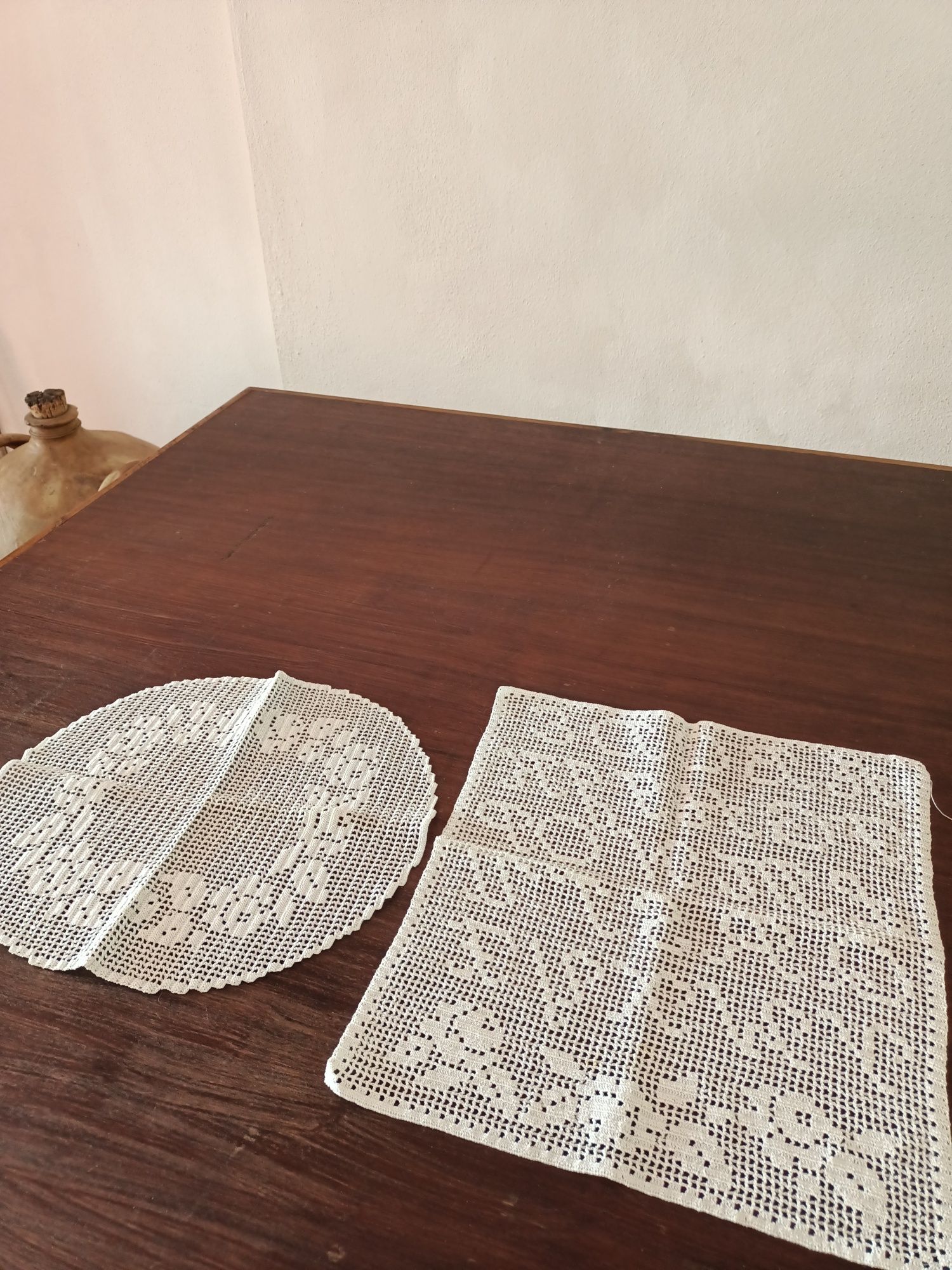 Abecedário em crochê e um paninhos, também em crochê.