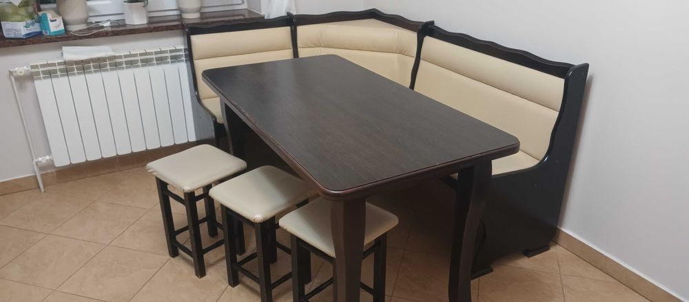 Stół kuchenny + narożnik+ taborety