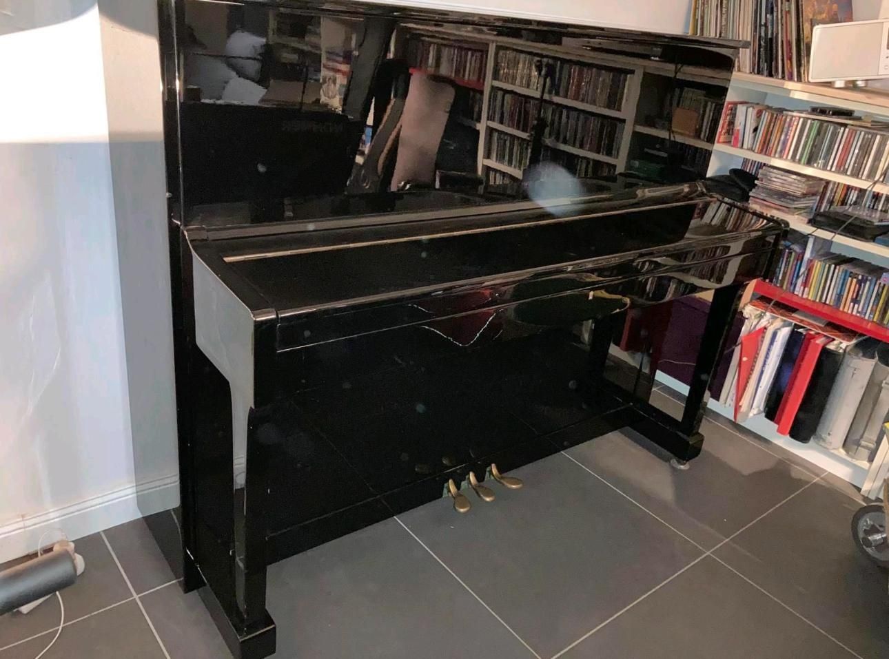 Czarne pianino Youngs nastrojone wyregulowane transport