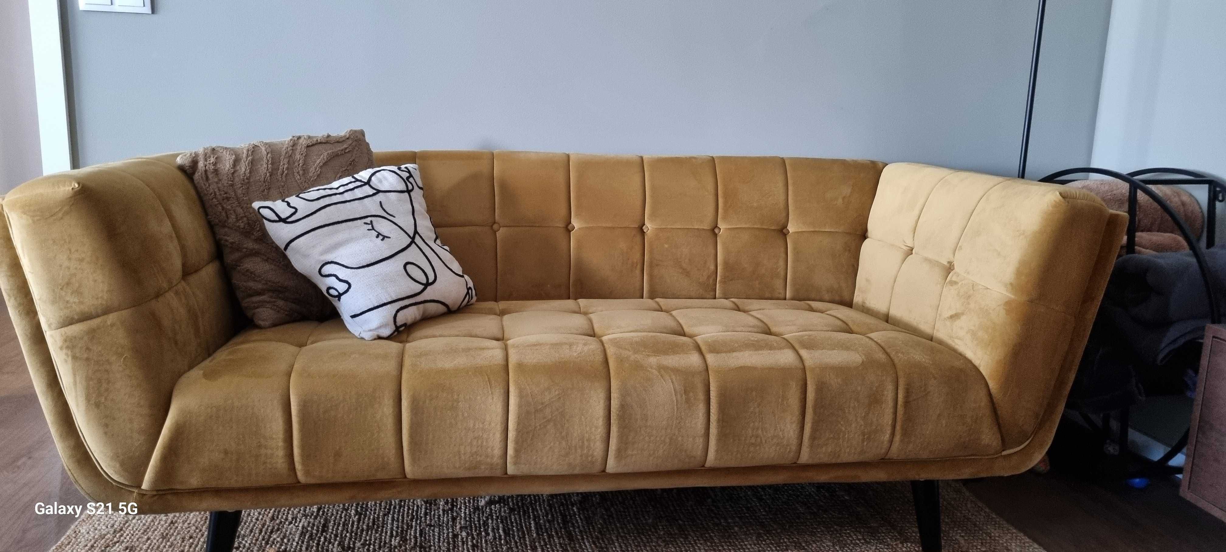 Sofá amarelo estiloso