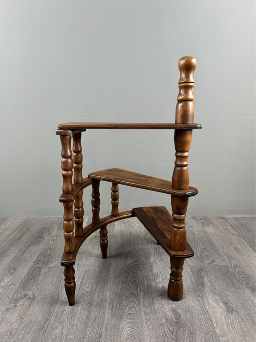 Вінтажні бібліотечні сходи