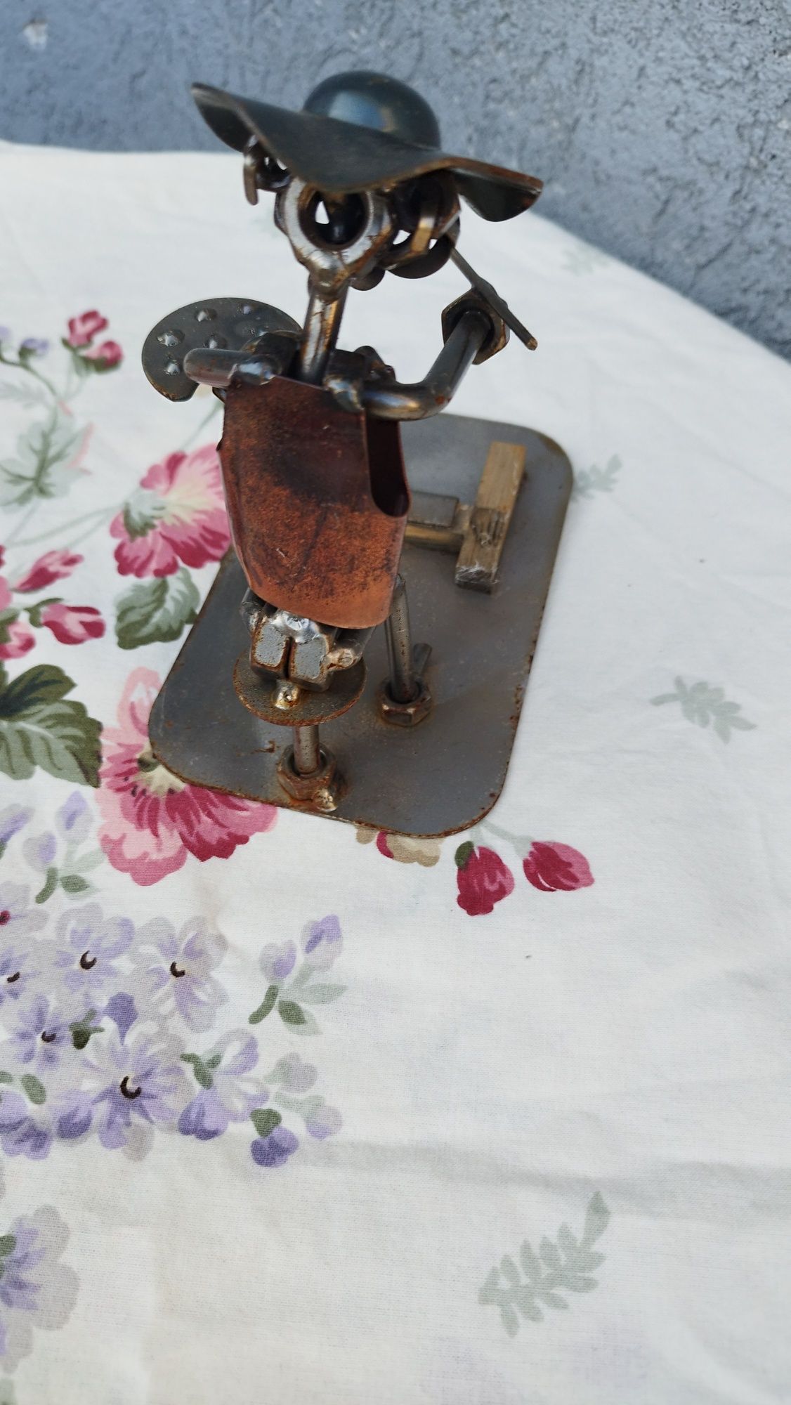 Metalowa figurka malarza. Metaloplastyka