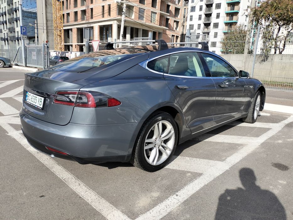 Tesla model S робоча конячка