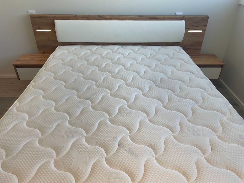 Cama de casal 160 cm + 2 mesas de cabeceira + cômoda