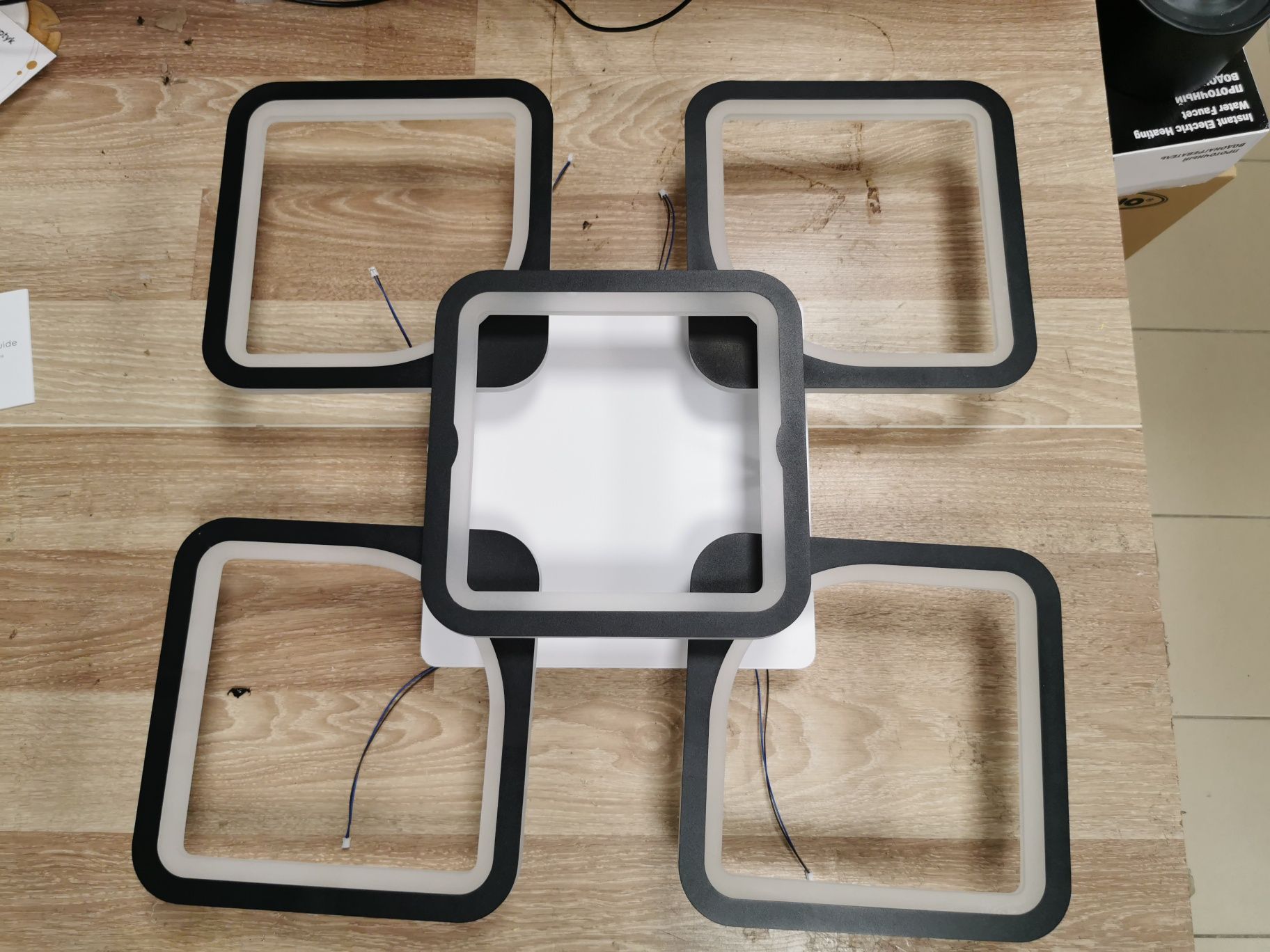 Nowoczesna lampa sufitowa z pilotem LED