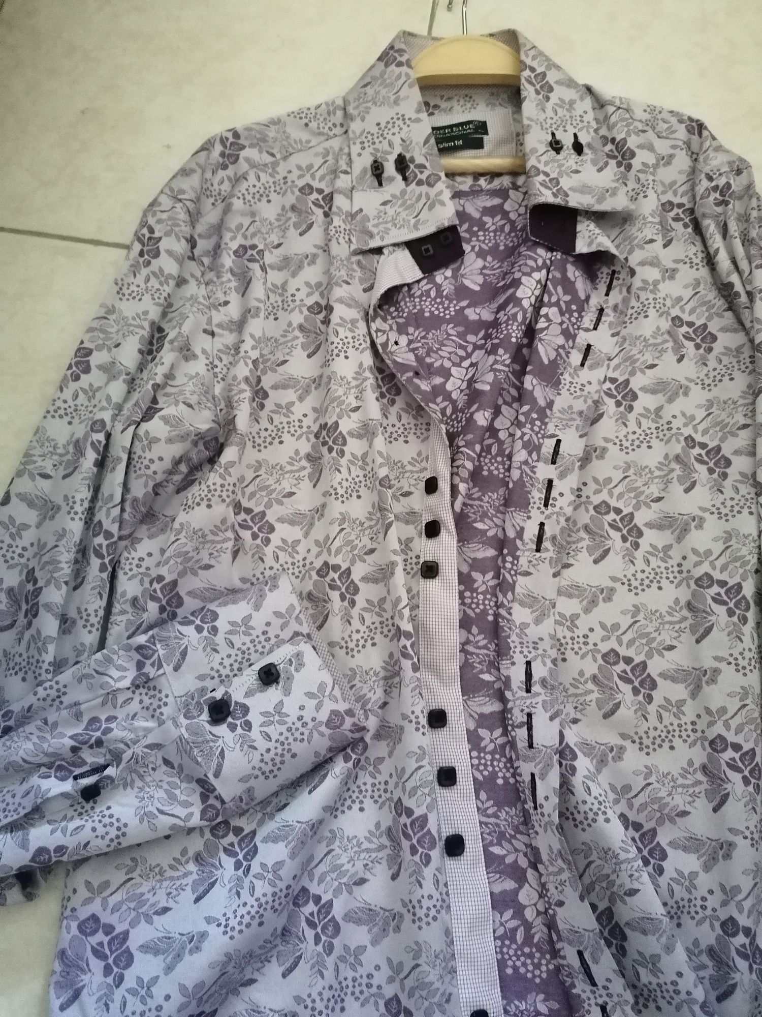 Vendo para desocupar camisas de marca vintage completamente novas