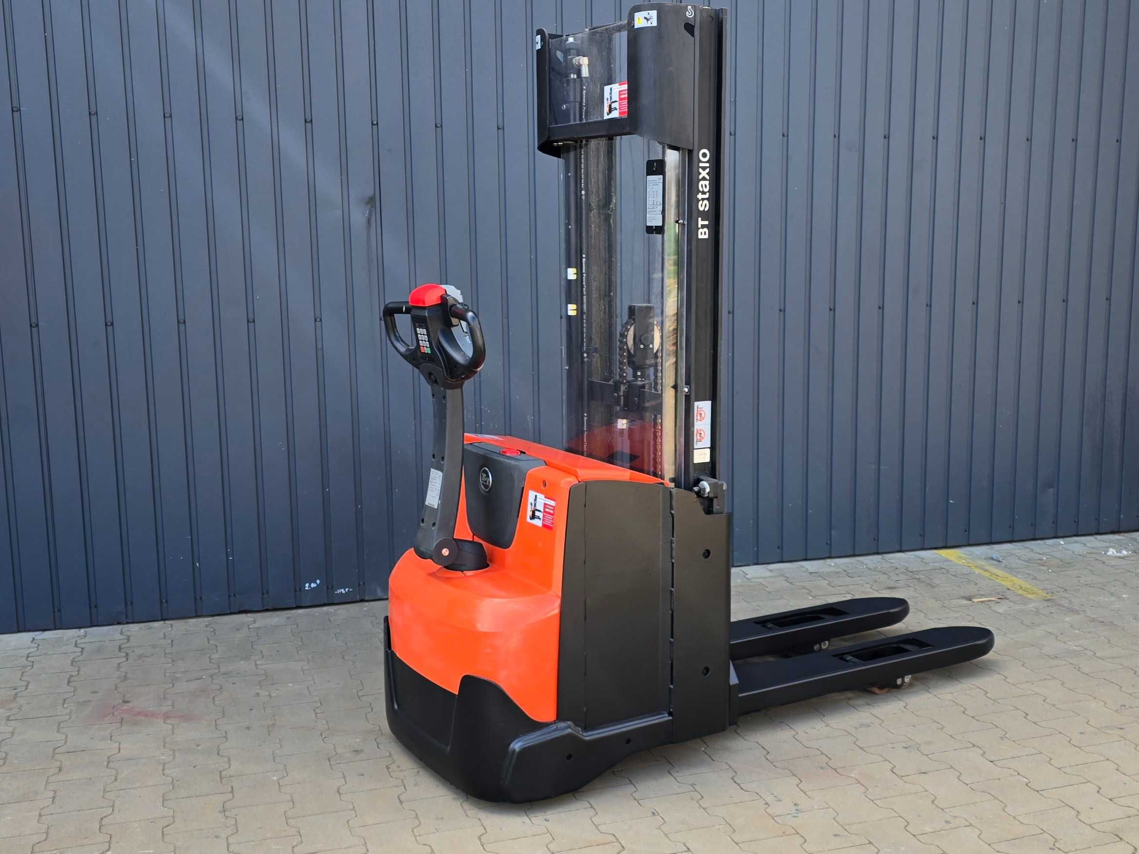 Paletowy wózek elektryczny Toyota  BT Swe 120L 2.9m wolny skok 1073mth