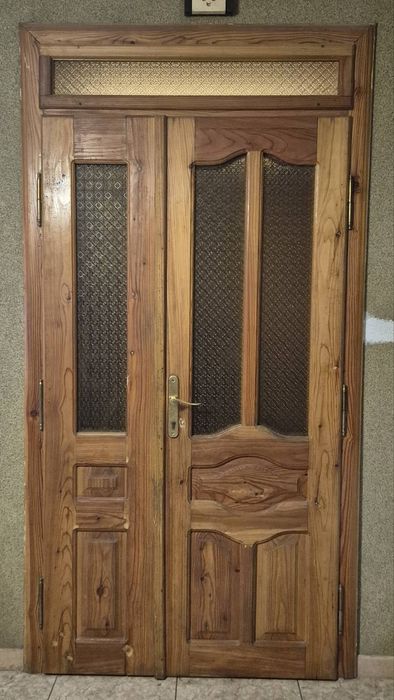 Вхідні  дерев'яні двері б/в