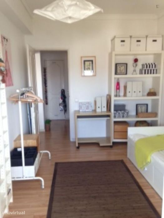 183544 - Quarto de solteiro e casa de banho...