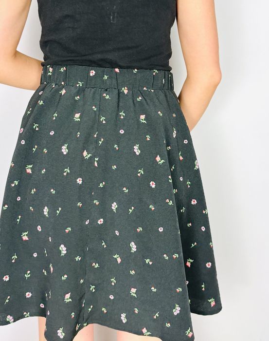 Szara rozkloszowana spódnica mini z drobnym kwiatowym wzorem XL 42