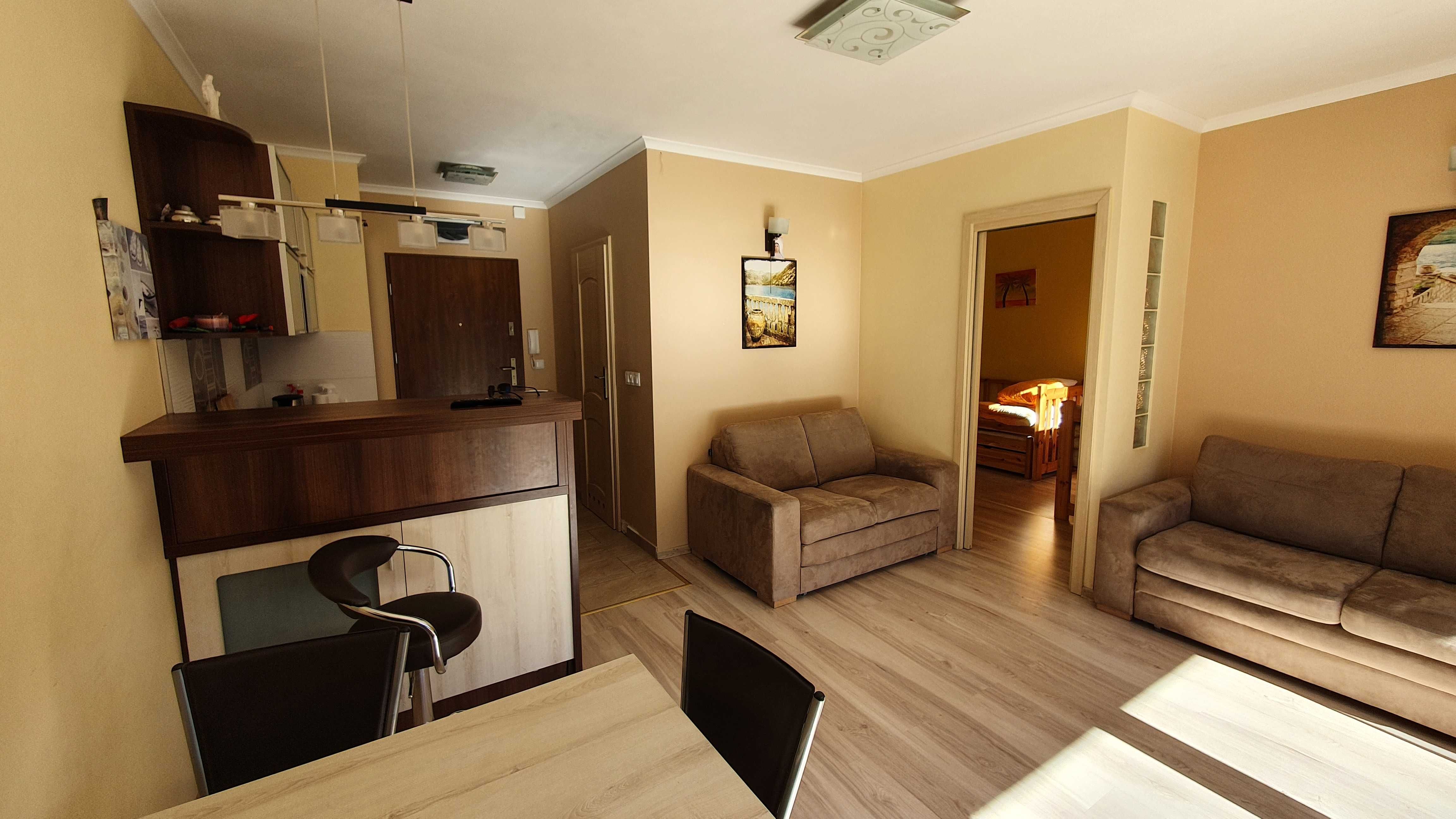 APARTAMENT NAD MORZEM 2-po. z ogrodem i parkingiem.