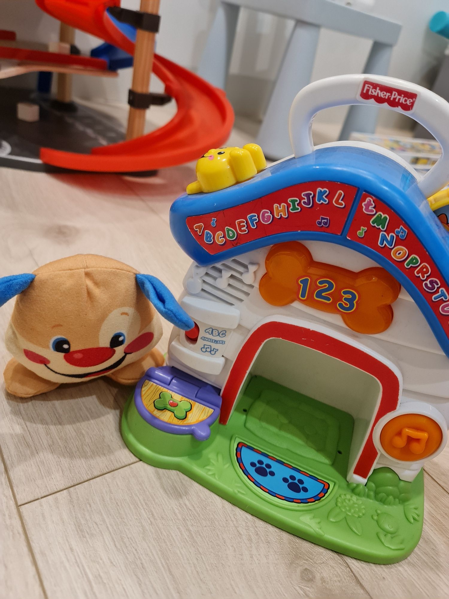 Fisher price- domek szczeniaczka uczniaczka