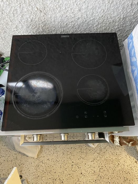 Placa de Vitrocerâmica ZANUSSI ZHRX641K