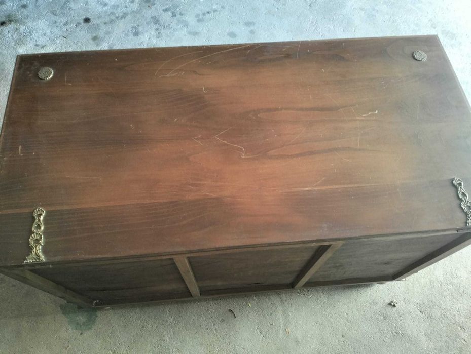 baú em madeira talhada