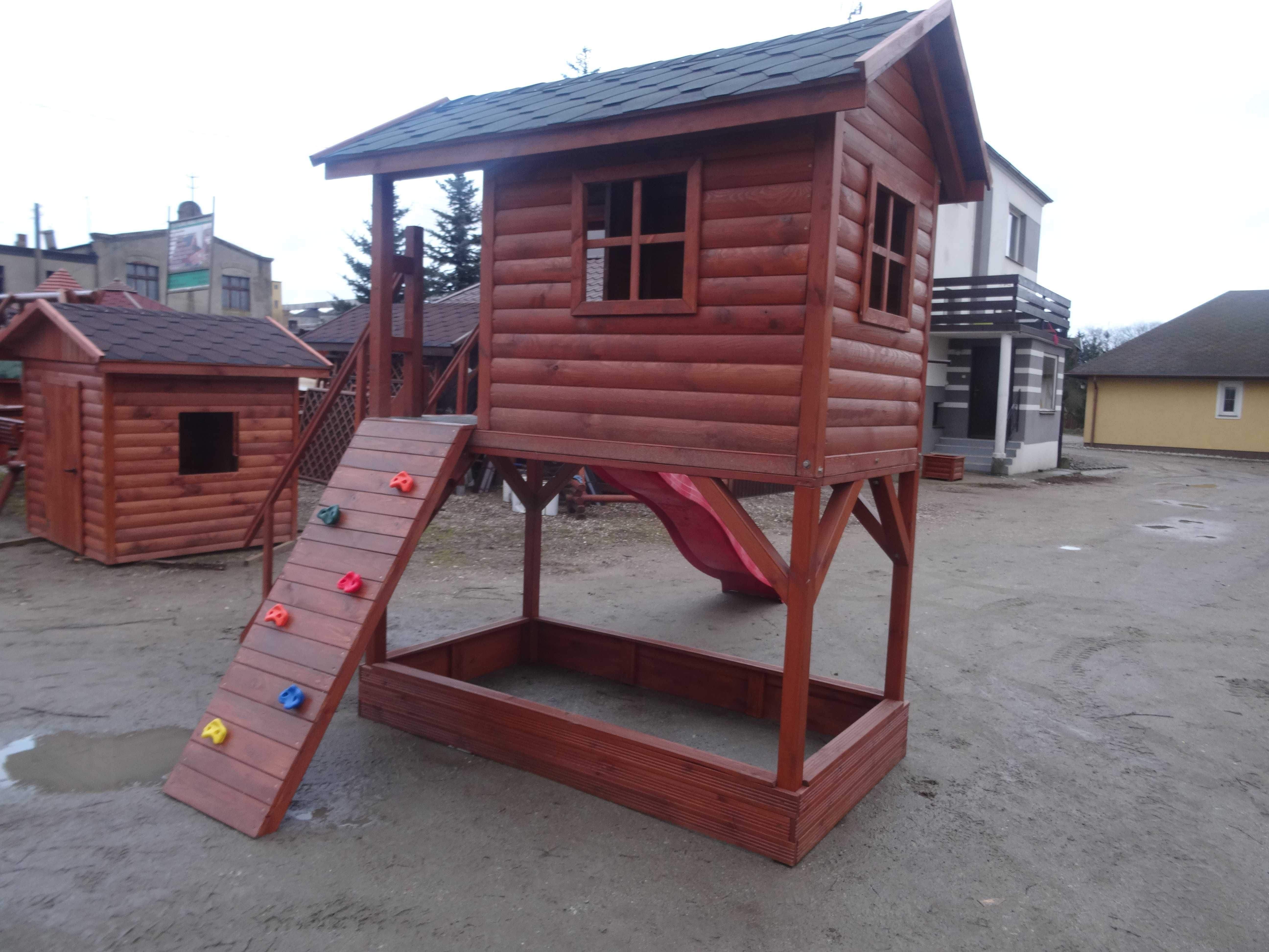 Plac zabaw dla dzieci Drewniany domek z zjeżdżalnią