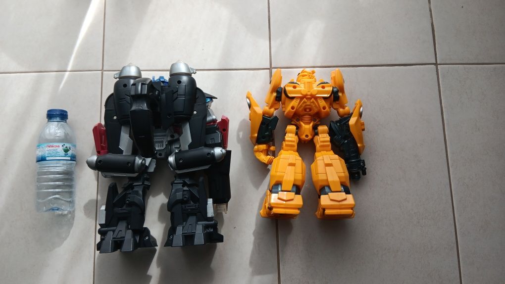 Dois bonecos robôs transformers