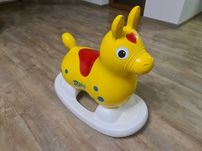 Dmuchany konik Rody + płozy/kołyska żółty