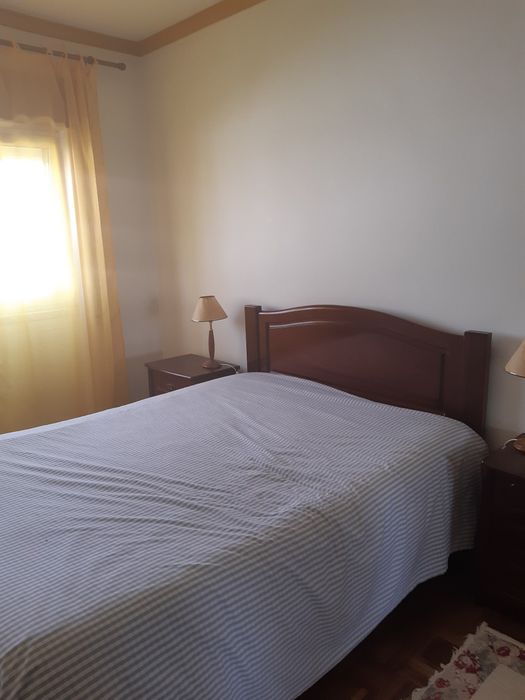 Mobilia de quarto sem cama.