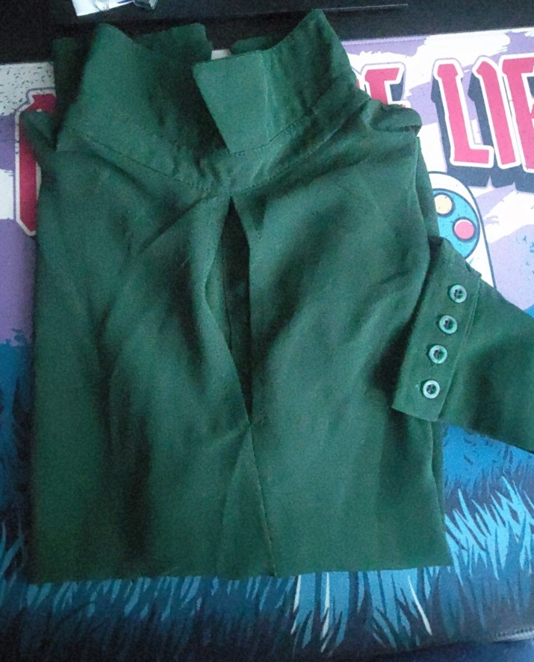 Blusa verde botões costas