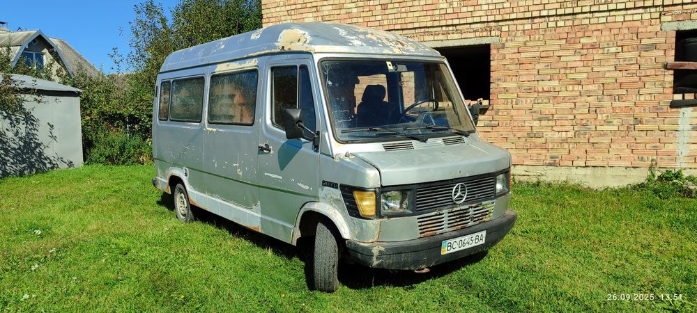 Mercedes -Benz 207 D вантажопасажир