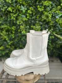 botas cor creme stradivarius