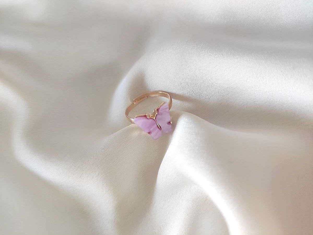 Pierścionek z motylem motylkiem różowy złoty lilak