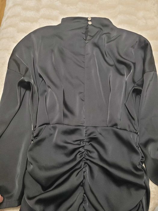 Стильна сукня міні,з акцентними плечиками.