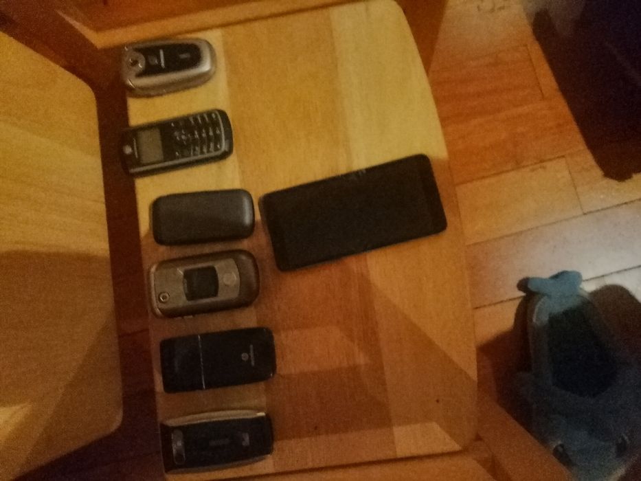 Telefones antigos que funcionam e outros que não funcionam.